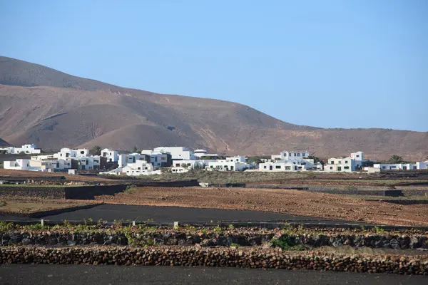 Aldeia típica na ilha vulcânica Lanzarote — Fotografia de Stock