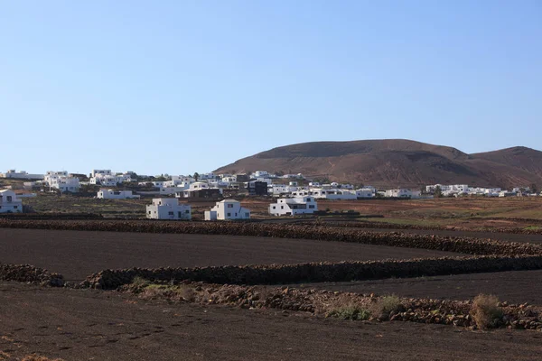 Typisk by på vulkaniska ön Lanzarote — Stockfoto