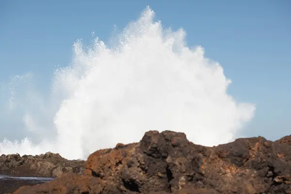 Faszinierend mit Wellen, die gegen das Ufer krachen — Stockfoto