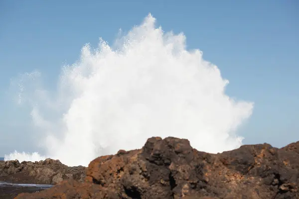 Fascinerande med vågorna kraschar mot stranden — Stockfoto