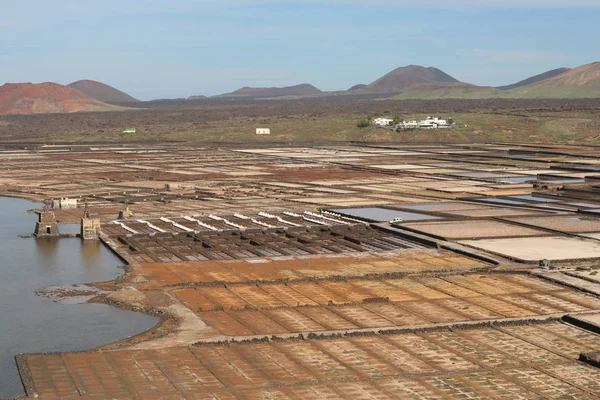 Salt produktionsanläggning på den kanariska ön Lanzarote — Stockfoto