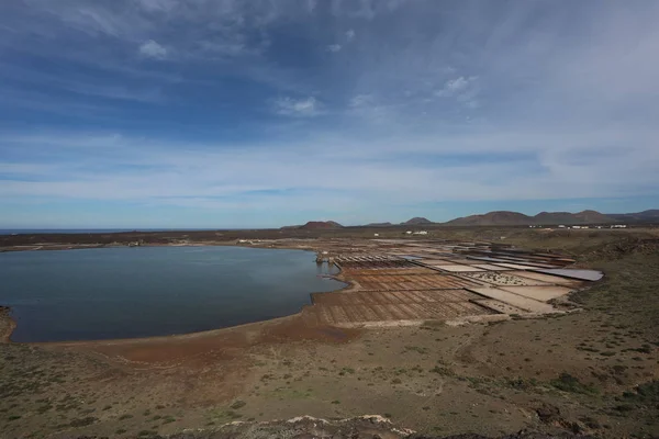 Sůl výrobní závod na kanárském ostrově Lanzarote — Stock fotografie