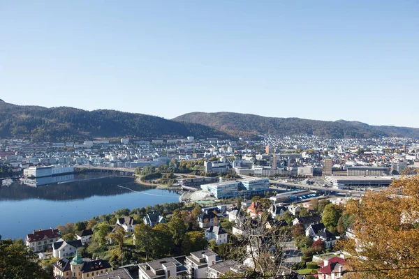 Magnifik utsikt över den staden Bergen — Stockfoto