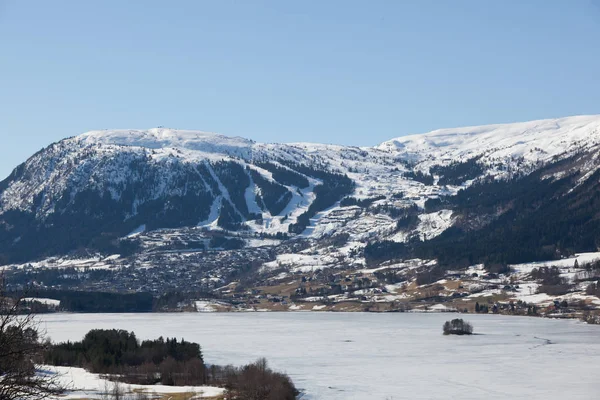 Ein kalter schöner Frühlingstag in Norwegen — Stockfoto