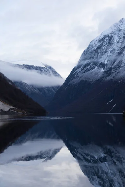 Wunderschöne Fjordlandschaft mit Schnee auf den Berggipfeln — Stockfoto