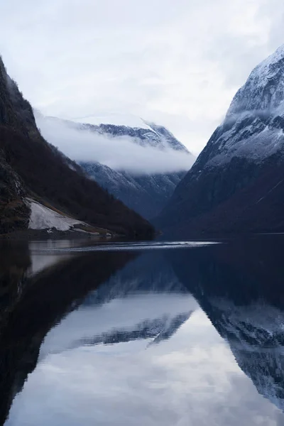 Krajina krásná fjord s sněhu na vrcholky hor — Stock fotografie