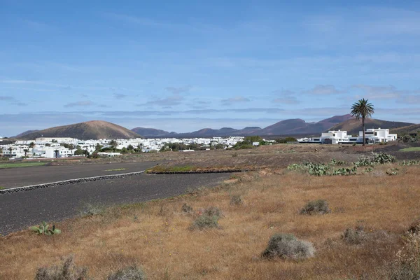 Uma aldeia típica na ilha Canária de Lanzarote — Fotografia de Stock