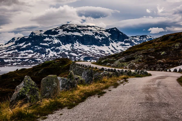 Çakıl yol üzerinde Hardangervidda'da, Norveç — Stok fotoğraf