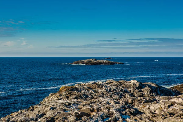 Paesaggio costiero con vista sul mare e cielo blu — Foto Stock