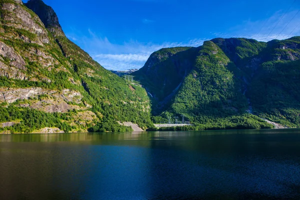 Fjord táj, a magas hegyek és mély fjordok nyugati N — Stock Fotó