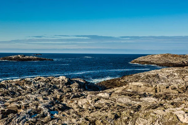 Paisaje costero con vistas al mar y cielo azul —  Fotos de Stock