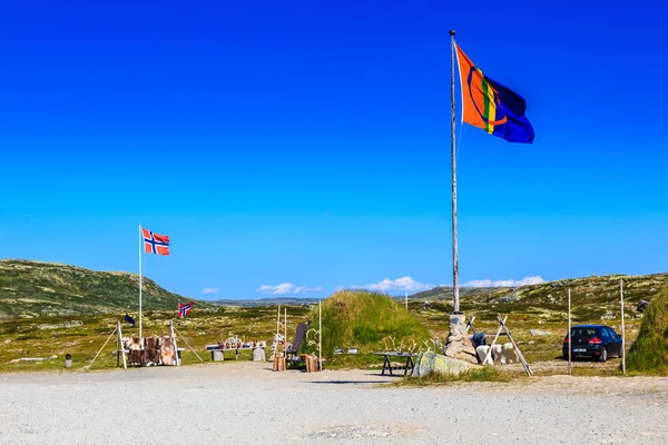 De vlag van het Noorse en Sami wuiven in de wind op de Hardangervidda — Stockfoto