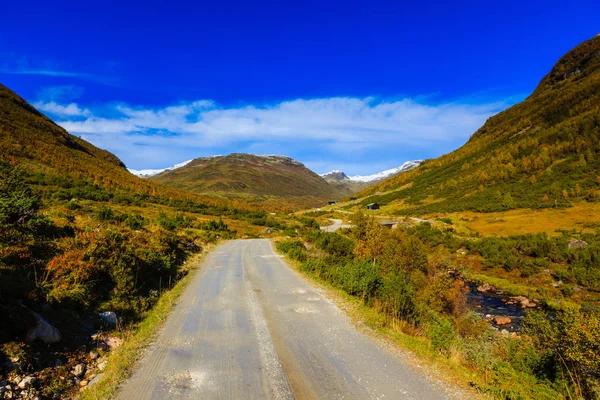 Feldweg über einen Gebirgspass in Norwegen — Stockfoto