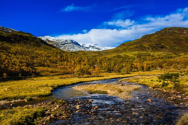 Estrada de terra sobre um passo de montanha na Noruega — Fotografia de Stock