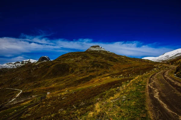 Estrada de terra sobre um passo de montanha na Noruega — Fotografia de Stock