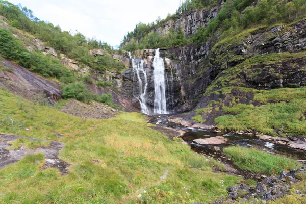 Ett mindre vattenfall nära Voss, Norge — Stockfoto