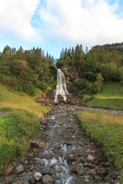 Steinsdalsfossen，一个美丽的瀑布，在挪威的哈丹格尔 — 图库照片
