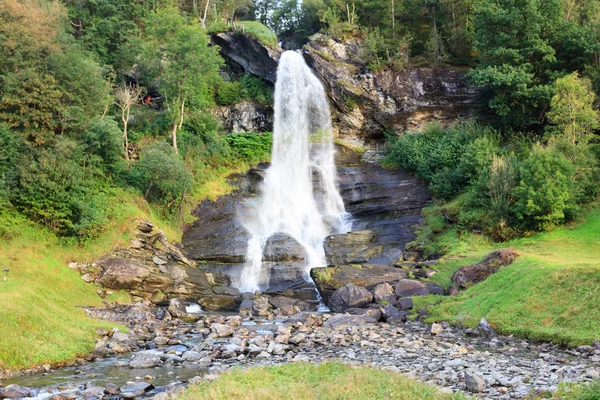 Steinsdalsfossen, güzel bir şelale Hardanger, Norveç — Stok fotoğraf