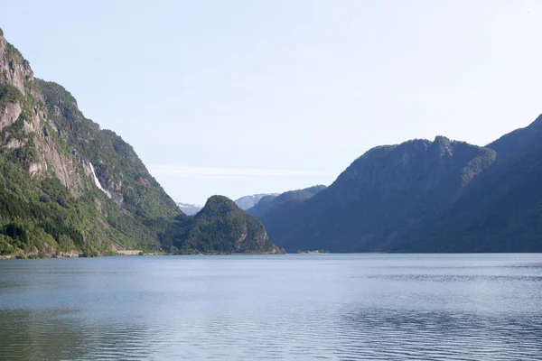 Hermoso fiordo y paisaje de montaña fuera de la ciudad Odda — Foto de Stock