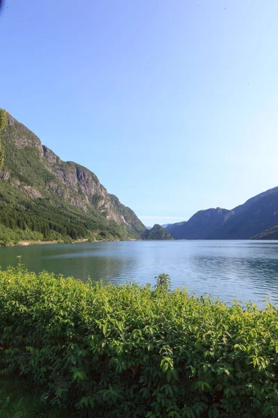 Wunderschöne Fjord- und Berglandschaft außerhalb der Stadt odda — Stockfoto