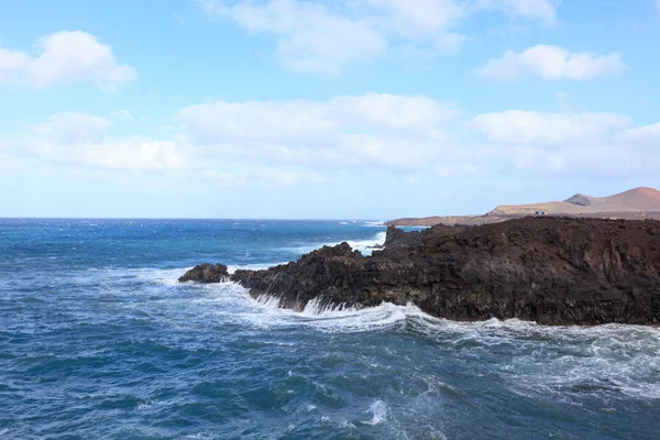 De Atlantische Oceaan crasht tegen de oever op Canarische eiland — Stockfoto