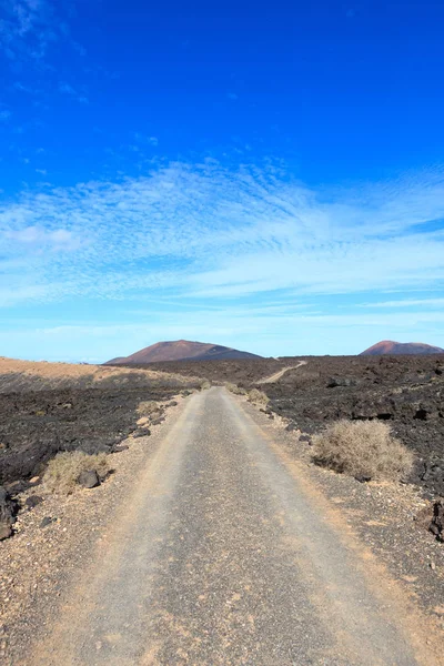 Volkanik ada Kuru toprak yolda — Stok fotoğraf