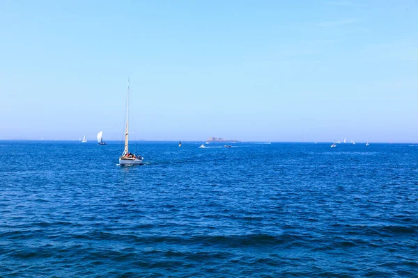 Une belle journée à la fois en mer et sur la plage de Saint Malo — Photo