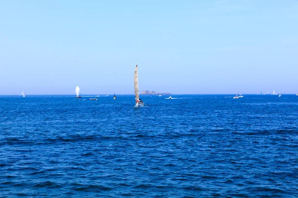 Güzel bir gün denizde ve St. Malo'da sahilde — Stok fotoğraf