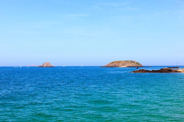 Krásný den na moři i na pláži v St. Malo — Stock fotografie