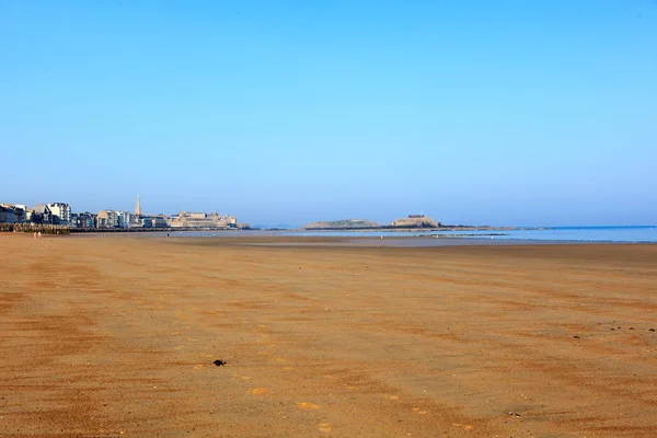 Un hermoso día tanto en el mar como en la playa de St. Malo —  Fotos de Stock