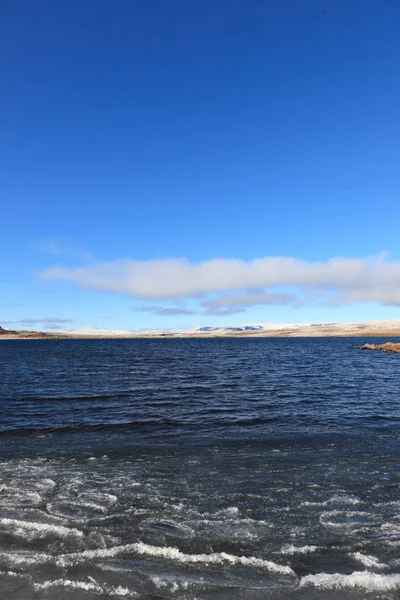 Hardangervidda'da gölde buz ile soğuk ve güzel bir sonbahar günü — Stok fotoğraf