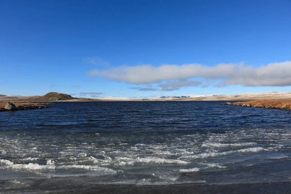 Um dia de outono frio e agradável com gelo no lago em Hardangervidda — Fotografia de Stock