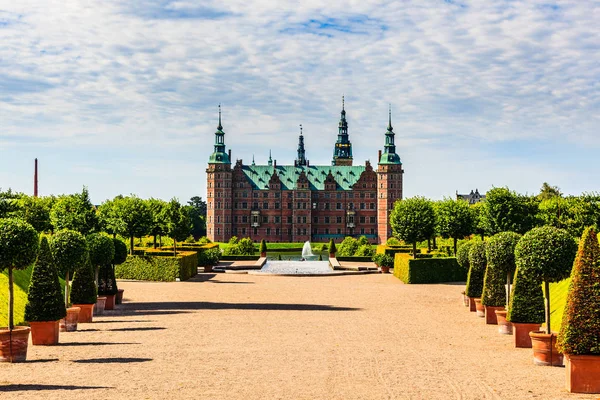 El majestuoso castillo Frederiksborg Castillo visto desde la hermosa —  Fotos de Stock
