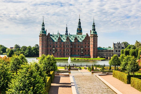 The majestic castle Frederiksborg Castle seen from the beautiful — Stock Photo, Image