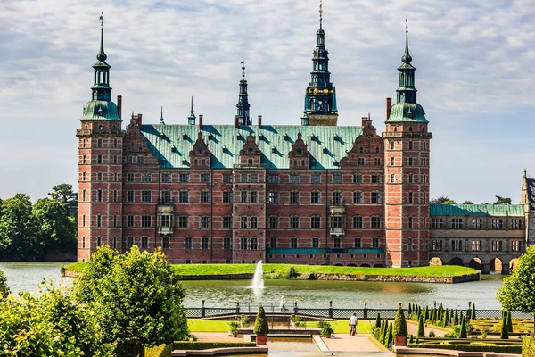The majestic castle Frederiksborg Castle seen from the beautiful — Stock Photo, Image