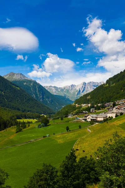 Прекрасный летний день в швейцарских Альпах — стоковое фото