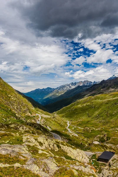 En vacker sommardag i schweiziska Alperna — Stockfoto