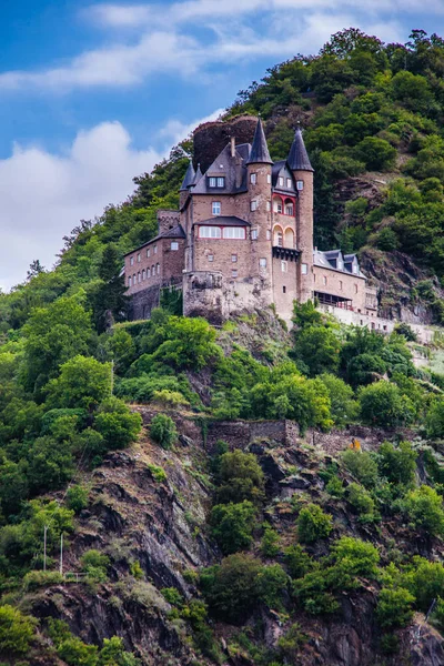 Un vieux château à flanc de colline sur le Rhin — Photo