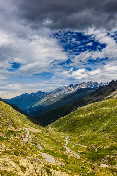 Krásný letní den v švýcarských Alpách — Stock fotografie