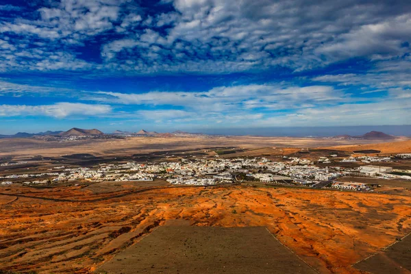 Vista do campo e da cidade Teguise em Lanzarote — Fotografia de Stock