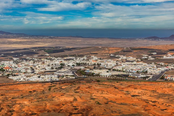 Utsikt över landsbygden och staden Teguise på Lanzarote — Stockfoto