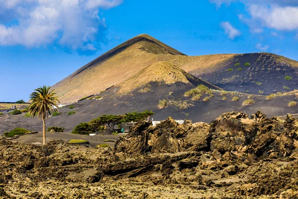 Prachtige kleuren in het vulkanische landschap van Lanzarote. — Stockfoto