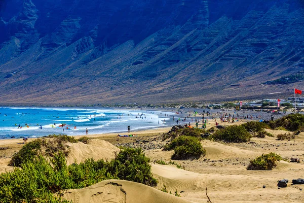 Surfaři pláž Famara na Lanzarote má vždy Červený praporek. — Stock fotografie