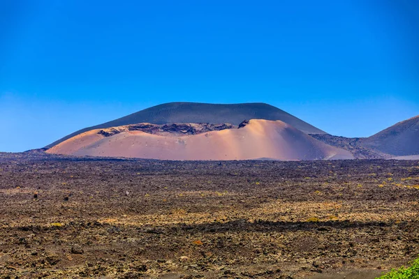 Prachtige kleuren in het vulkanische landschap van Lanzarote. — Stockfoto