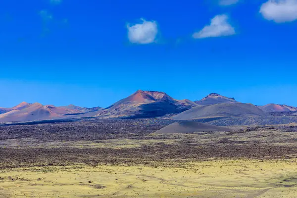Prachtige kleuren in het vulkanische landschap van Lanzarote. — Stockfoto