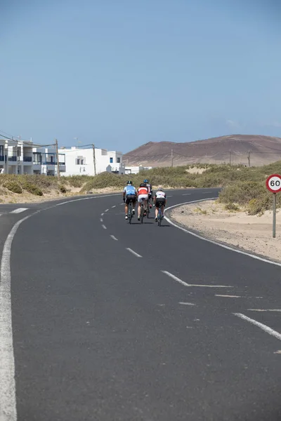 Es un paisaje agradable para los ciclistas en Lanzarote . — Foto de Stock
