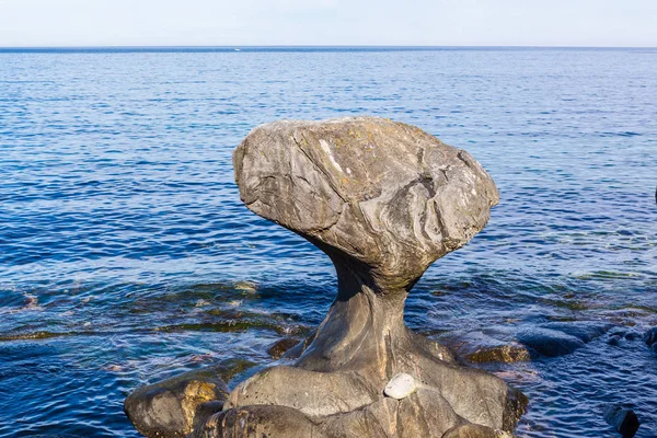 Kannesteinen es una piedra de forma especial situada en la orilla de O — Foto de Stock