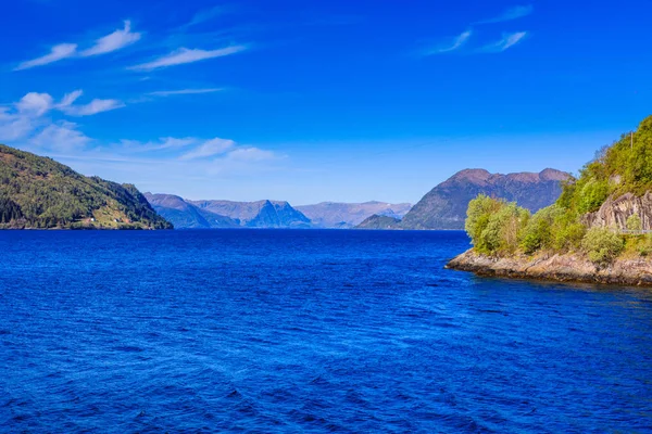 Nordfjord, un hermoso paisaje con fiordo y montañas . — Foto de Stock