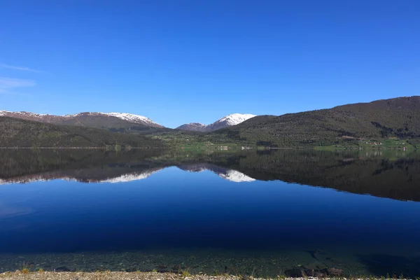 美丽的春天每天在 Horningsdalsvatnet 在 Sogn og 苏 — 图库照片