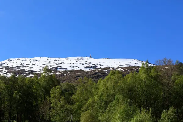 Um belo dia de primavera em Horningsdalsvatnet em Sogn og Fjordane — Fotografia de Stock